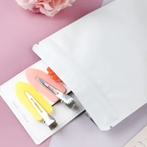 Detail des weißen matten Ziplock-Beutels mit Haarschmuck zur Größenorientierung