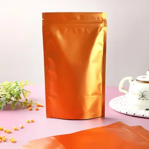 Detailansicht eines goldfarbenen Standbeutels aus Aluminiumfolie für Kaffee oder Tee