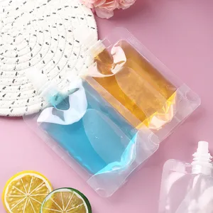 Transparenter Standbeutel mit Ausguss für Getränke und weißem Schraubverschluss-Detail