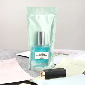 Detailansicht der pastellfarbenen Standbodenbeutel für die Verpackung von Parfüm und Kosmetik