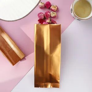 Detailansicht eines hochwertigen mattgoldenen Aluminiumfolienbeutels für Tee.