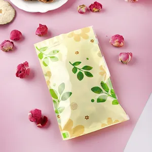 Detailaufnahme eines hochwertigen Druckverschlussbeutels mit Blumen- und Blattmustern
