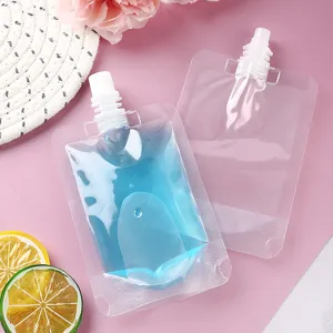 Detail der Tülle und des transparenten Designs dieser Standbeutel für Flüssigkeiten.
