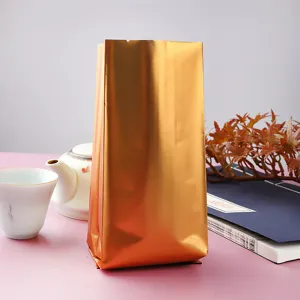 Matte goldene Seitenfaltenbeutel für Teebeutel in einer traditionellen Tee-Umgebung.