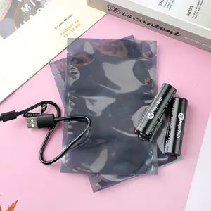Robuste antistatische Flachbeutel für Elektronikbauteile mit Batterien und USB-Kabel