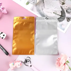 Detailansicht von matten gold- und silbernen Aluminium-Ziplock-Beuteln für Schmuck.