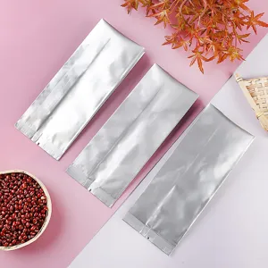 Nahaufnahme von drei silbernen Vakuum-Siegelbeuteln aus reinem Aluminium für Lebensmittelverpackung