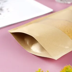 Detailaufnahme eines braunen Kraftpapierbeutels mit Fenster und Druckverschlussöffnung.