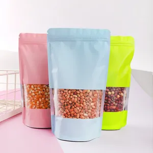 Bunte Standbodenbeutel mit Sichtfenster zur Aufbewahrung von Lebensmitteln.