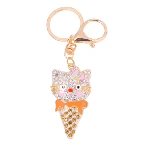 Primo piano del portachiavi gatto strass gelato, dettagli in cristallo brillante e metallo.