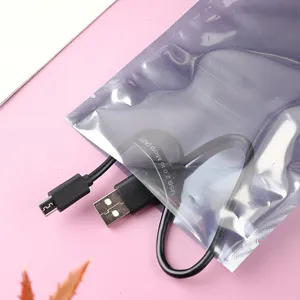 Detailansicht eines ESD-Abschirmbeutels für elektronische Bauteile und USB-Kabel.