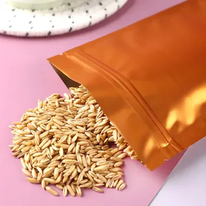 Detail eines goldenen Aluminium-Standbeutels mit Ziplock und Lebensmittelkörnern