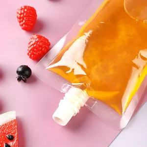 Nahaufnahme eines transparenten Standbeutels mit Ausguss für Saft- und Getränkelagerung