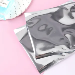 Nahaufnahme von silbernen aluminiumbeschichteten flachen Lebensmittelverpackungsbeuteln