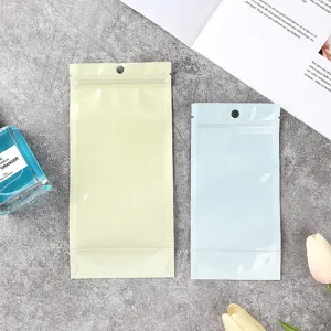 Zwei pastellfarbene, selbstverschließende Beutel in Gelb und Blau für kleine Accessoires.
