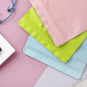 Nahaufnahme bunter matter Ziplock-Lebensmittelbeutel für Lebensmittel in Rosa, Grün und Blau