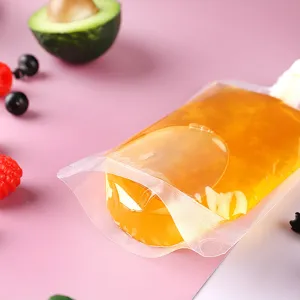 Detailansicht eines transparenten Standbeutels mit praktischem Ausguss und Saft