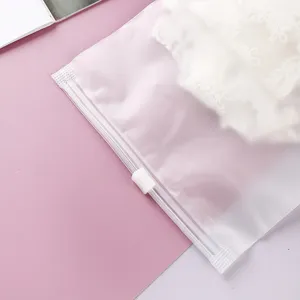 Detailansicht eines matten Plastik-Zippbeutels mit weißem Schiebeverschluss für Kleidung