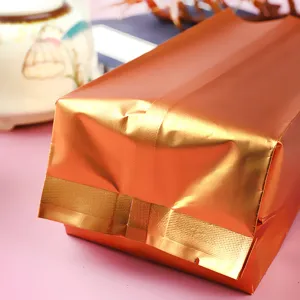 Nahaufnahme eines mattgoldenen Tee-Beutels mit metallischer Aluminiumfolien-Textur