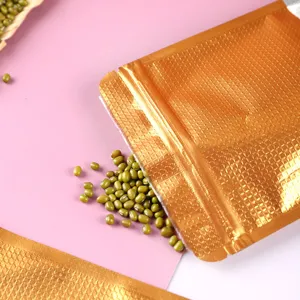 Detailaufnahme eines goldenen geprägten Aluminiumfolien-Druckverschlussbeutels für Essen