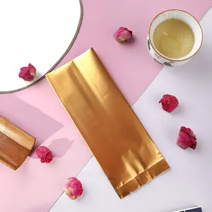 Nahaufnahme goldene Teeverpackung mit Seitenfalte in eleganter Lifestyle-Umgebung