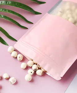 Detailansicht der rosa Standbodenbeutel mit Fenster für gesunde Snack-Verpackungen.