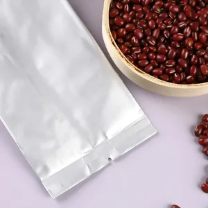 Detail eines silbernen Aluminium-Seitenfaltenbeutels für Tee- und Getreideverpackungen