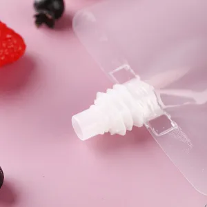 Makro-Detailaufnahme eines weißen Kunststoffauslaufs auf einem klaren Standbeutel