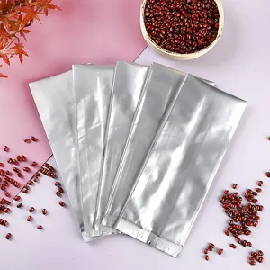 Nahaufnahme von silbernen Alufolien-Seitenfaltenbeuteln für Tee und Vakuumverpackung.
