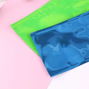 Detailansicht grüner und blauer Flachbeutel aus Aluminiumfolie für Lebensmittel und Kosmetik.