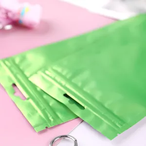 Detail von grünen matten Aluminium-Ziplock-Beuteln mit Aufhängelöchern für den Einzelhandel.