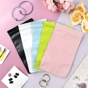 Nahaufnahme verschiedener bunter mattierter Druckverschlussbeutel in Pink, Grün und Blau.