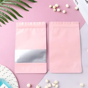 Detailansicht eines rosa matten Standbeutels mit Fenster und sicherem Druckverschluss.