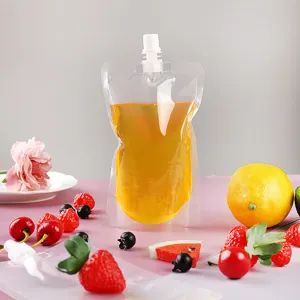 Detailansicht eines transparenten Standbodenbeutels mit Ausguss für Fruchtsaftgetränke