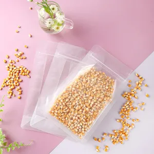 Detailansicht klarer Stand-Ziplock-Lebensmittelverpackungsbeutel gefüllt mit Getreide