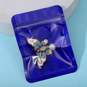Detailansicht einer holografischen blauen Laser-Schmucktasche mit einer Schmetterlingsnadel