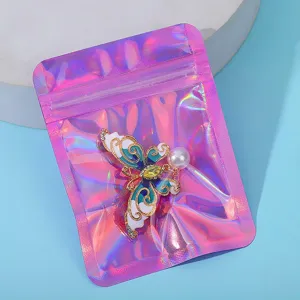 Detailansicht der irisierenden holografischen Schmuckverpackung mit Schmetterlingsbrosche