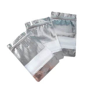 Set aus silbernen geprägten Standbodenbeuteln mit Sichtfenster für die Lebensmittelverpackung.