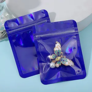 Detail der blauen holografischen Schmucktasche mit selbstklebendem Verschluss