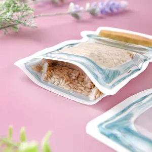 Detailansicht eines transparenten Standbodenbeutels in Glasform für Lebensmittelaufbewahrung