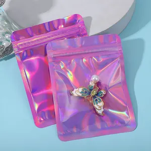 Detailansicht von holografischen, irisierenden Druckverschlussbeuteln für Schmuck.