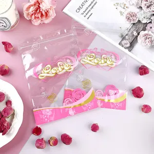 Detailansicht transparenter Plastikbeutel mit rosa Herz und 'Love' Motiv für Lebensmittel