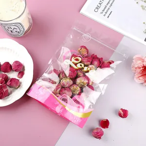 Detail eines transparenten Druckverschlussbeutels mit rosa Blumenmuster und Love-Schriftzug
