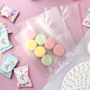 Detailansicht mattierter, lichtdurchlässiger Kunststoffbeutel für Kekse und Snacks.