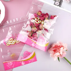 Transparenter Standbodenbeutel mit rosa Blumendesign und Love-Schriftzug für Lebensmittel
