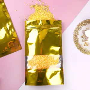 Nahaufnahme eines goldenen Standbodenbeutels aus Aluminiumfolie mit Sichtfenster