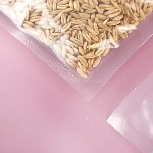 Detailansicht des texturierten Vakuum-Lebensmittelbeutels mit Getreide und Nylonmaterial.