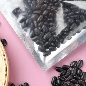 Nahaufnahme eines klaren und aluminierten Druckverschlussbeutels mit Textur
