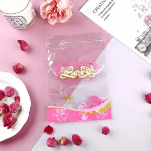 Nahaufnahme eines rosa Plastikbeutels mit Blumenmuster und Golddruck