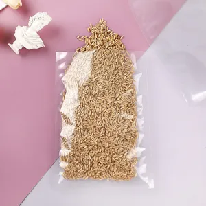 Hochwertiger transparenter PE-Nylon-Vakuumbeutel mit Getreide auf rosa Hintergrund